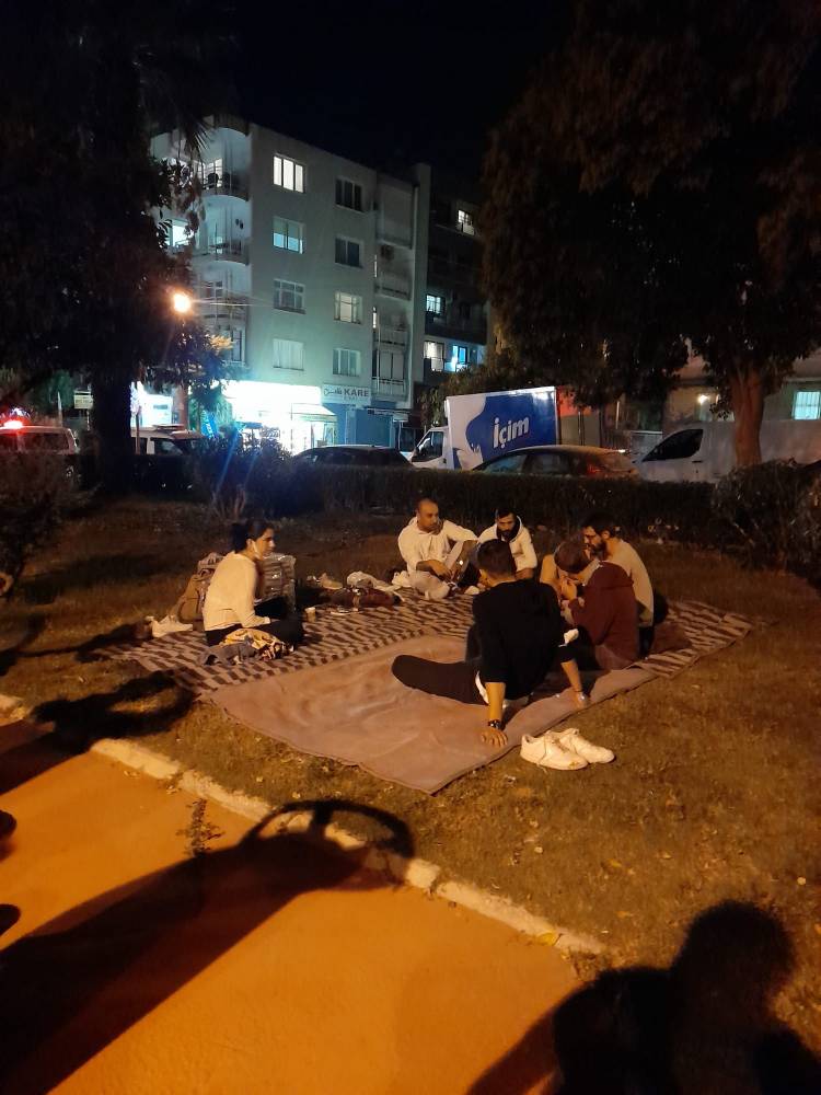 Yurt sorununa dikkat çekmek için parkta kalan öğrenciler gözaltına alındı