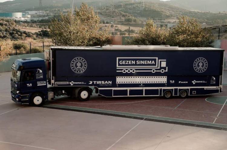 ‘Gezen Sinema Tırı’ Karabağlar’da