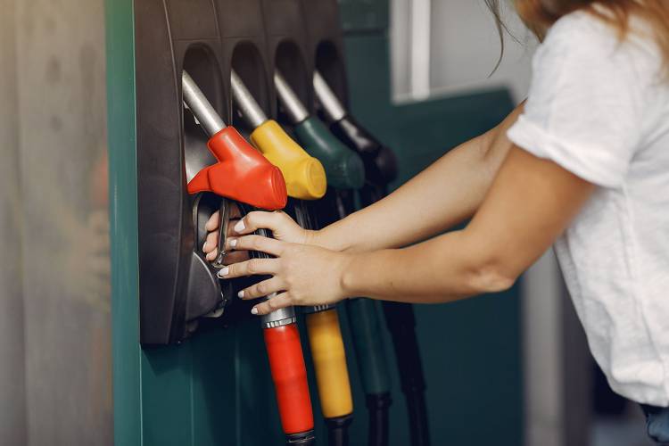 Gece 28 kuruş zamlanan benzine, 25 kuruş indirim !