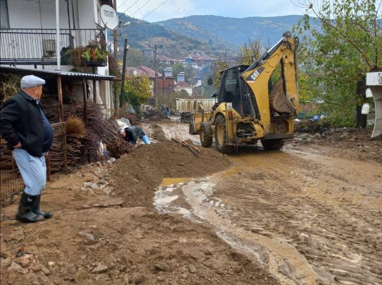 Başkan Eriş, Ödemiş'teki aşırı yağış sonrası sahada inceleme yaptı