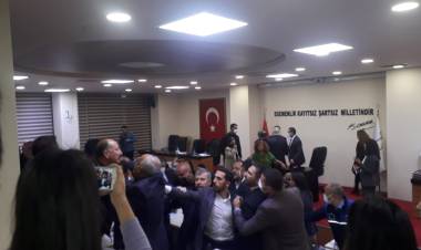 Bayraklı Meclisi’nde tansiyon yükseldi!