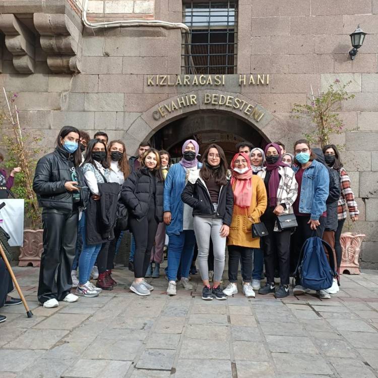 Büyükşehir'den kucak açtığı gençlere kent turu