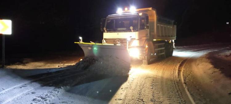 Beydağ Belediyesi karla mücadeleye devam ediyor