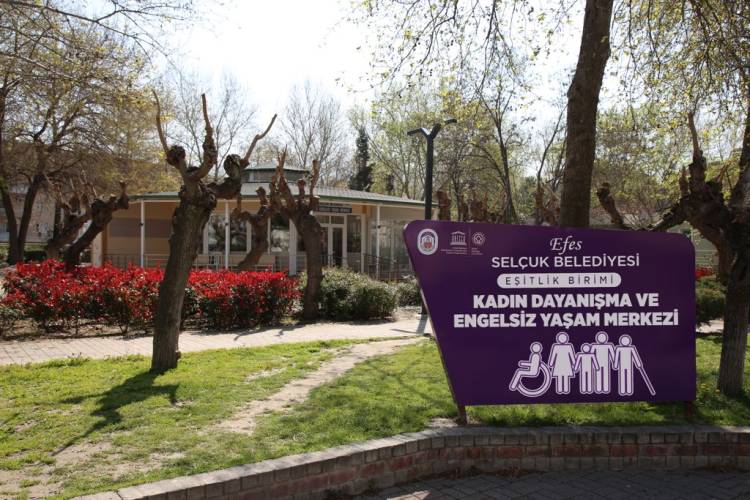 Efes Selçuk kadınların yanında