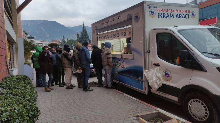 Kemalpaşa'dan soğuk havada çay ve çorba ikramı!