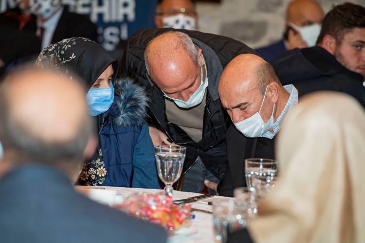 Soyer yakınlarını kaybeden depremzedelerle bir araya geldi
