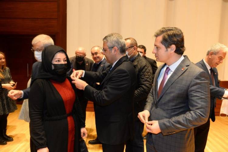 CHP İzmir'de, 450 yeni üyeyle rozet şovu