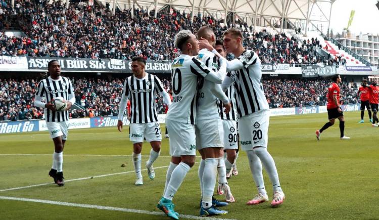 Altay rakiplerin puan kaybını bekliyor
