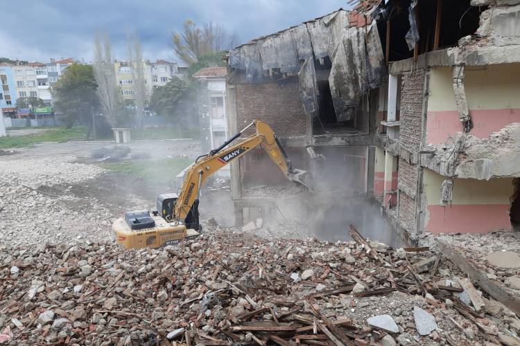 Buca Cezaevi'nin yıkımına asbest çıkışı!