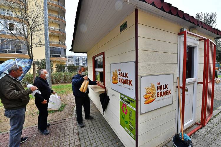 İzmir’in “Halk Ekmek” modeli yüzleri güldürdü