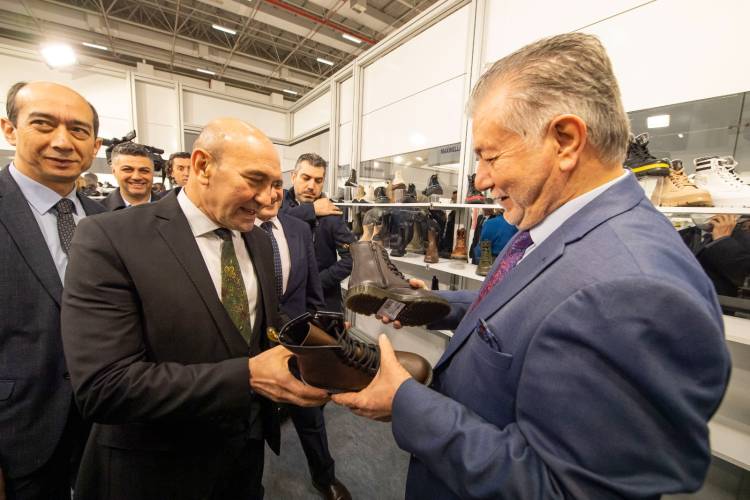 Shoexpo 48. kez kapılarını açtı. Soyer: Fuarlarımızı dünyaya tanıtmaya kararlıyız