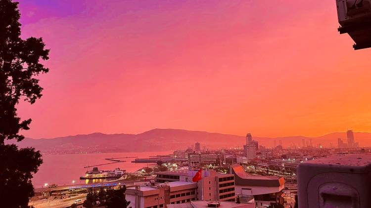 İzmir "kızıl" sabaha uyandı