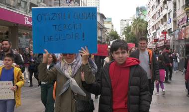 İzmir'de Otizmli Bireyler Ve Aileleri Farkındalık Yürüyüşü Düzenledi!