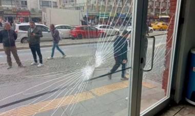 İzmir'de CHP Seçim Bürosuna Taşlı Saldırı!