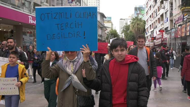 İzmir'de Otizmli Bireyler Ve Aileleri Farkındalık Yürüyüşü Düzenledi!