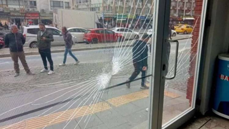 İzmir'de CHP Seçim Bürosuna Taşlı Saldırı!