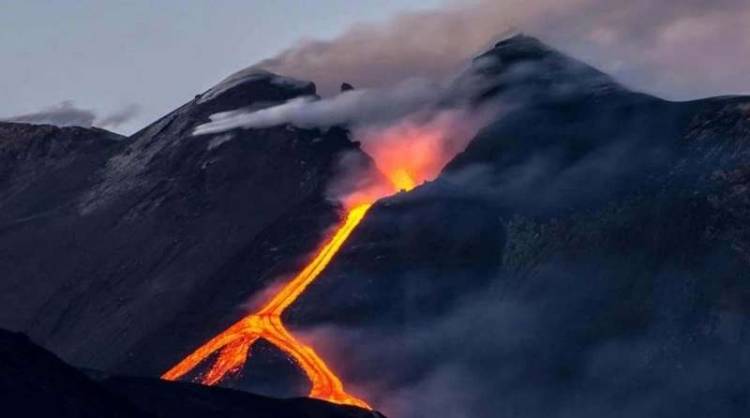 Etna Yanardağı Kül Püskürtmeye Başladı: Asit Yağacak
