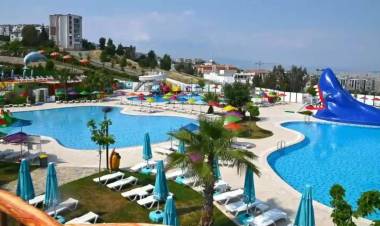 İzmir Meğer Havuza Açmış