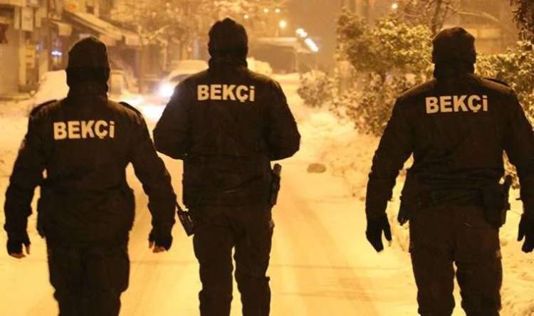 Bekçi İki Arkadaşını Vurdu!