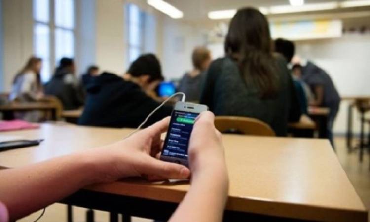Okullarda Cep Telefonu Yasaklandı!
