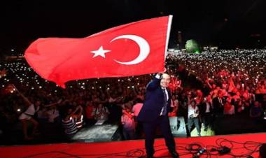 Tunç Soyer: "Bir Avuç Değiliz"