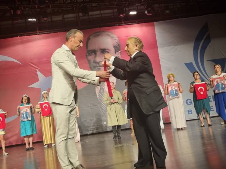 NARLIDERE BELEDİYESİ’NİN GÜÇLÜ KADINLARI, ‘ÇANTADAKİ SIR’ İLE CUMHURİYETİ ANLATTI