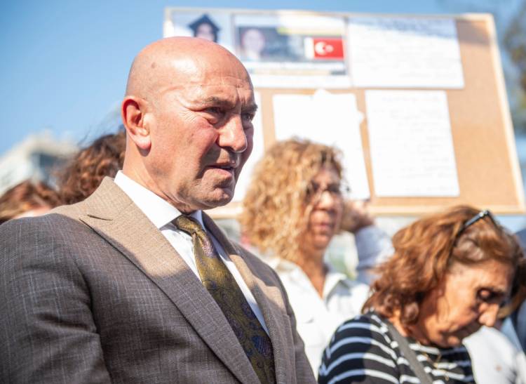 İzmir Depreminde Hayatını Kaybeden 117 kişi iki ayrı törenle anıldı.