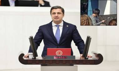 Deniz Yücel'den 'Emine Öğretmen'e destek: "İfade Özgürlüğüne Saygı Gösterilmeli"