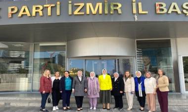 AK Parti İzmir'de flaş istifa: Kadın Kolları Başkanı görevinden ayrıldı