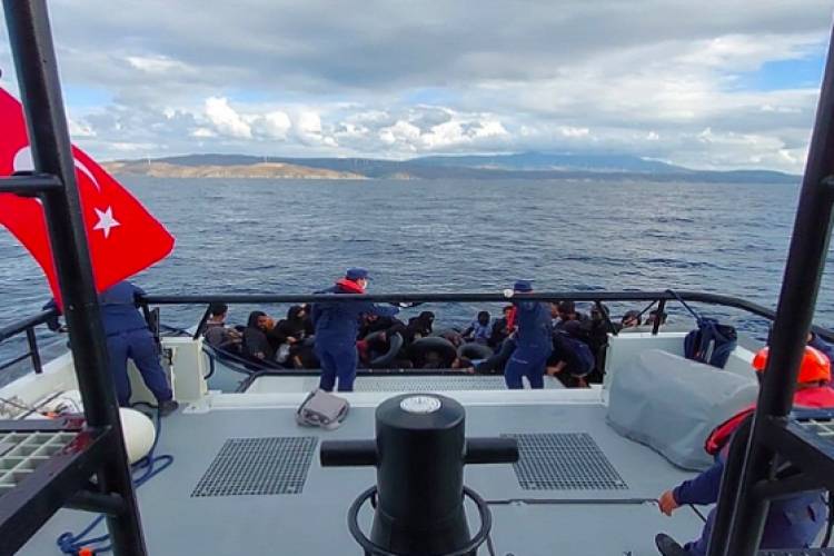 İzmir'de kaçak göçmenler kurtarıldı