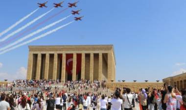 Türk Yıldızları'ndan Anıtkabir'de saygı uçuşu